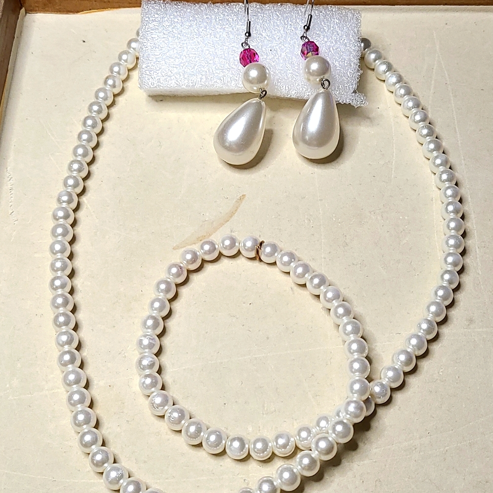 Long faux pearl necklace with earrings